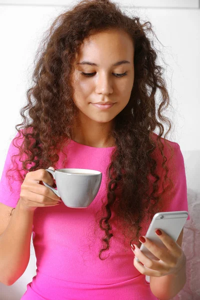 Kvinnan talar av cellphone med kaffe — Stockfoto