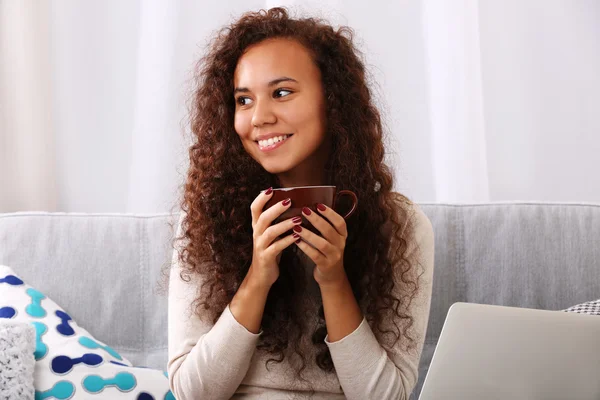 Frau benutzt Laptop und trinkt Kaffee — Stockfoto