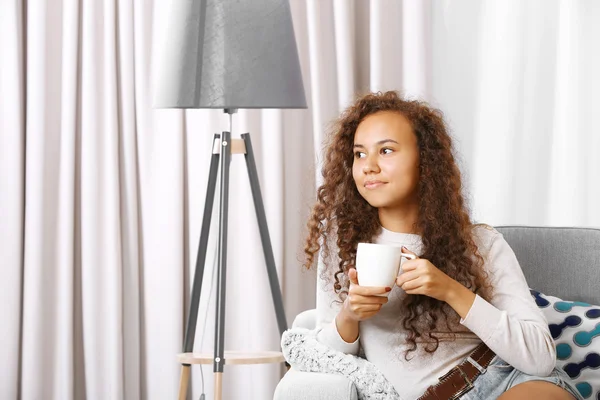 Joven bonita mujer bebiendo café — Foto de Stock