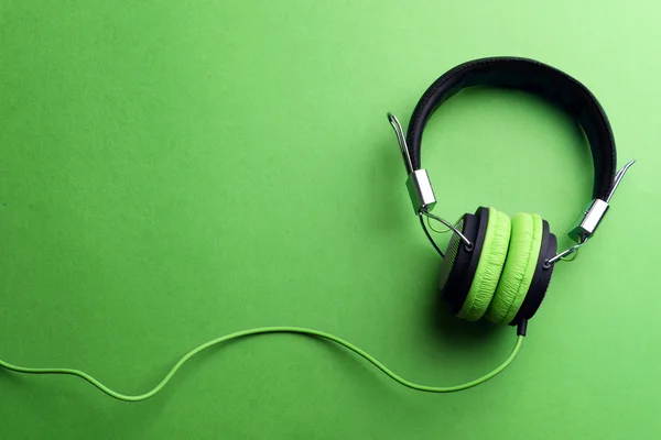 Auriculares sobre fondo verde — Foto de Stock