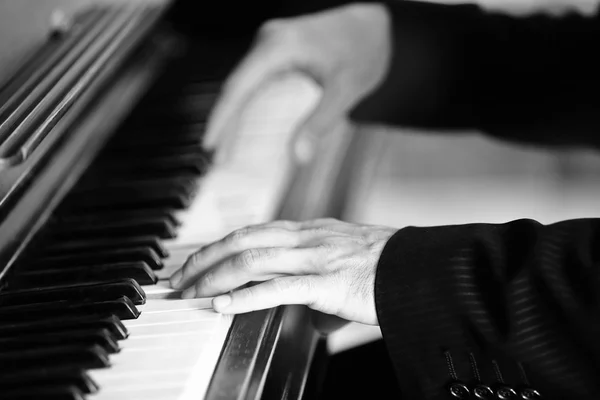 Mannelijke handen pianospel — Stockfoto