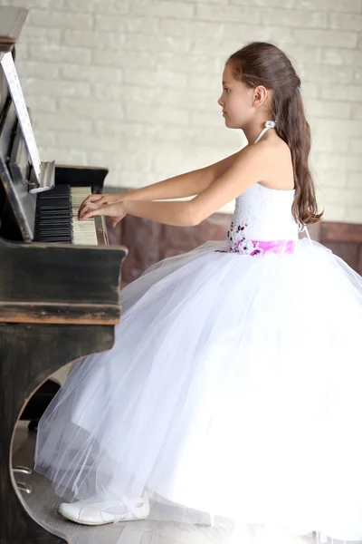 Fille joue du piano — Photo