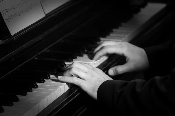 Homem tocando no piano — Fotografia de Stock