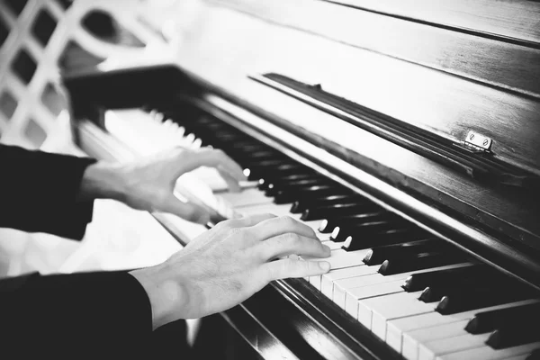 Homme jouant au piano — Photo