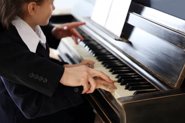 Музыкант и девушка играют на фортепиано — стоковое фото