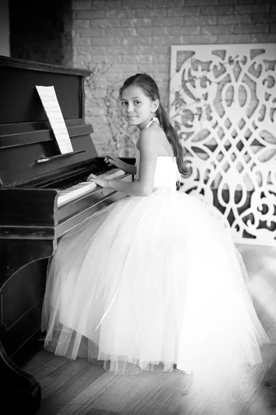 Belle fille jouant sur le piano — Photo