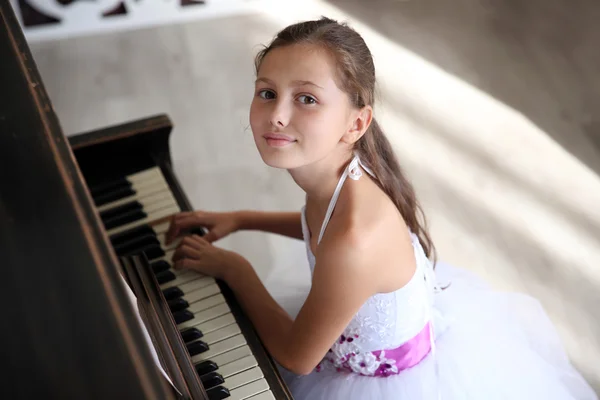 Schattig klein prinses meisje — Stockfoto