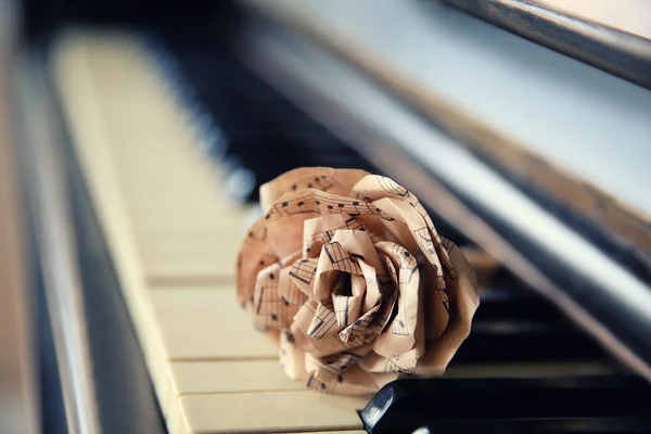 Róża papieru na klawiatury fortepianu — Zdjęcie stockowe