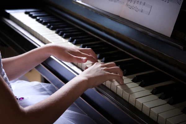 Meisje handen piano spelen — Stockfoto