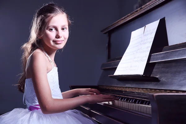 Schattig klein prinses meisje — Stockfoto