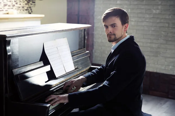 Schöner Mann spielt Klavier — Stockfoto