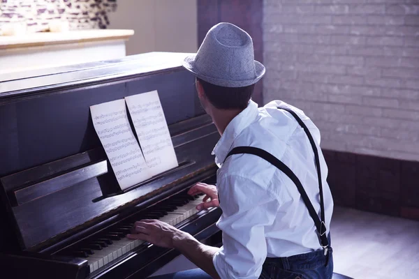 Hombre guapo toca el piano —  Fotos de Stock