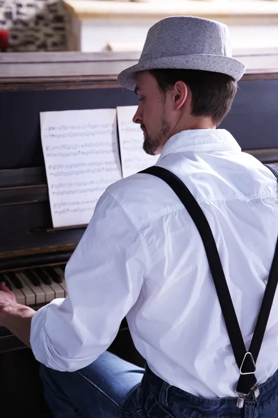 Stilig man spelar piano — Stockfoto