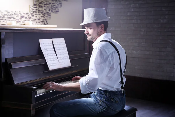 Bonito homem toca piano — Fotografia de Stock