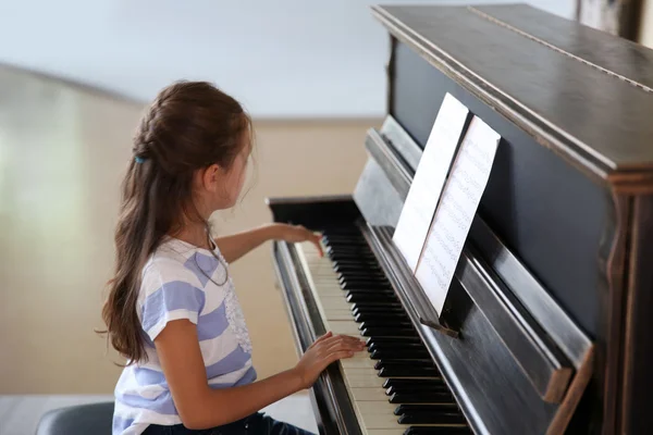 Музыкантка играет на пианино — стоковое фото