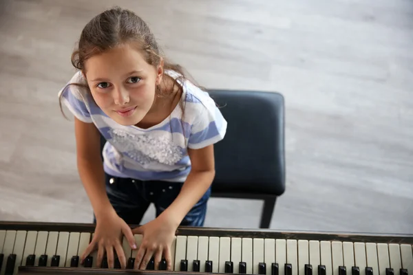 Musician girl plays piano — Stock Photo, Image