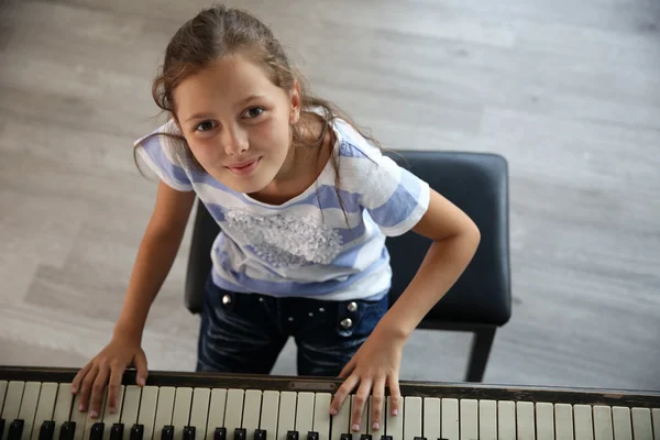 音乐家女孩弹钢琴 — 图库照片
