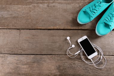 Kulaklıklar ile beyaz cep telefonu