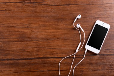 Kulaklıklar ile beyaz cep telefonu