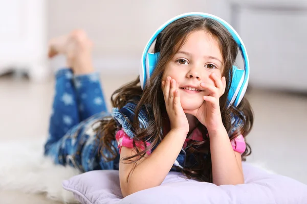 Little girl with headphones — Stock Photo, Image