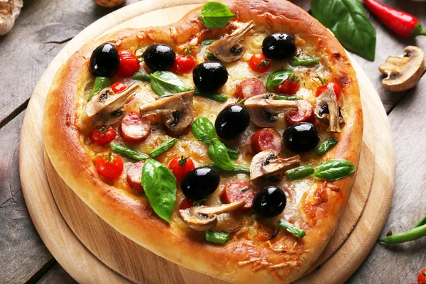 Ahşap arka plan, sebzeli pizza şeklinde lezzetli kalp yakın çekim — Stok fotoğraf
