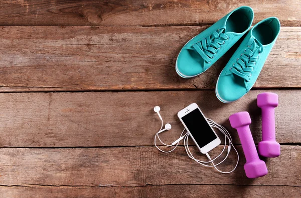 Mobiltelefon, rosa dum klockor och joggingskor — Stockfoto