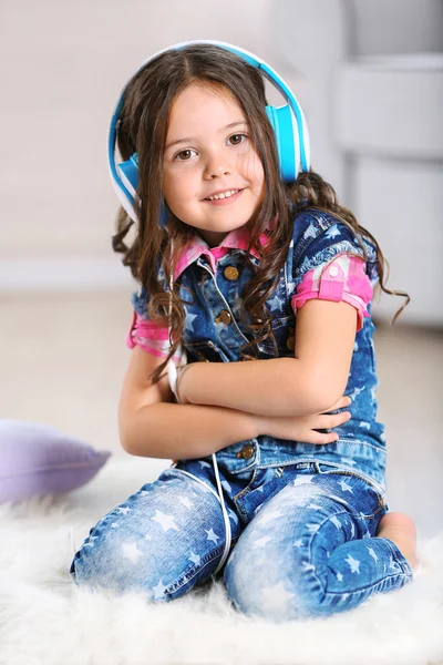 Little girl with headphones — Stock Photo, Image