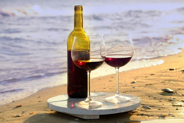 Bottiglia di vino e bicchieri — Foto Stock