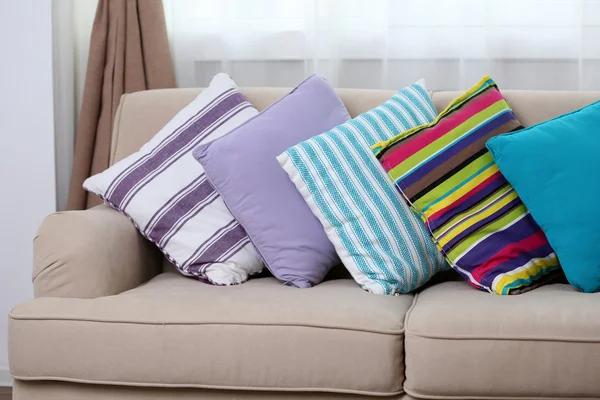 舒适的沙发上，用五颜六色的枕头 — 图库照片