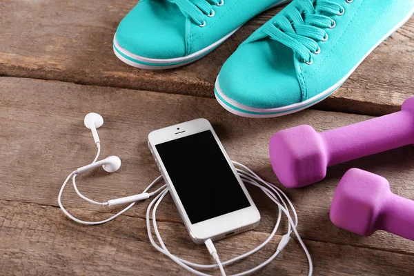 Cellulare, campane rosa stupide e scarpe da ginnastica — Foto Stock