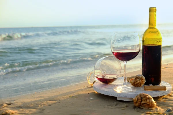 Bottiglia di vino e bicchieri — Foto Stock