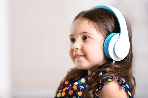 Küçük kız müzik dinleme gülümseyen — Stok fotoğraf