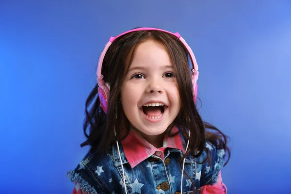 Menina ilisten música com fones de ouvido — Fotografia de Stock