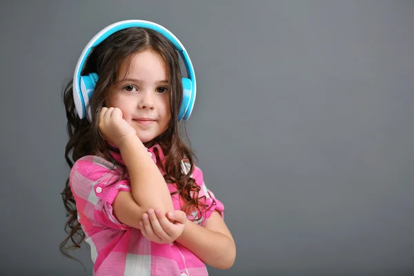 Küçük kız kulaklık ile müzik dinlemek — Stok fotoğraf