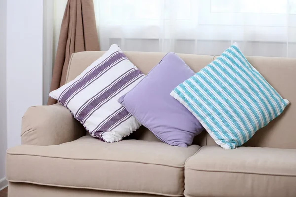 Удобный диван с подушками — стоковое фото