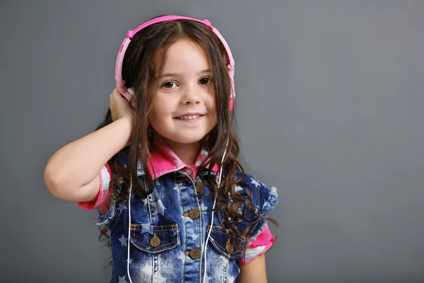 Petite fille écouter de la musique avec écouteurs — Photo