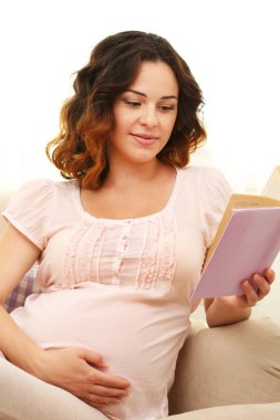 hamile kadın kitap ile rahat kanepe