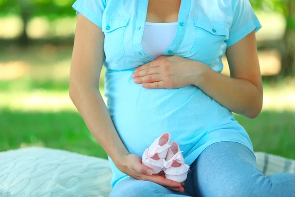 Hamile kadınla Bebek Patiği — Stok fotoğraf