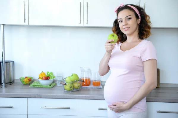 Unga gravid kvinna med äpple — Stockfoto