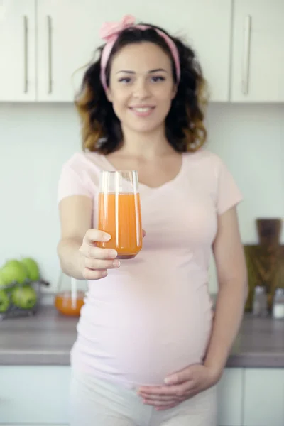 Mulher grávida com copo de suco — Fotografia de Stock