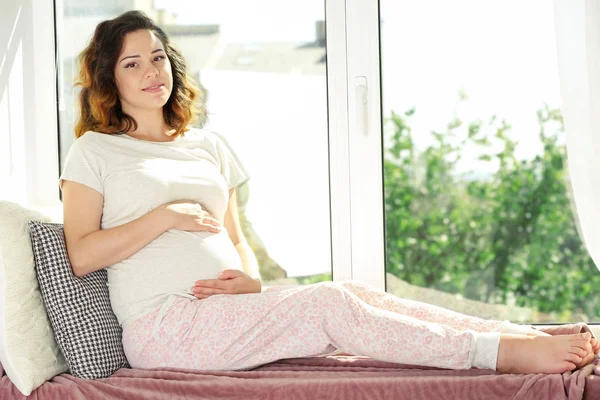 Femme enceinte sur panneau de fenêtre — Photo
