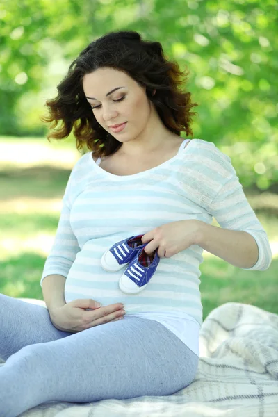 Wanita hamil dengan booties biru — Stok Foto