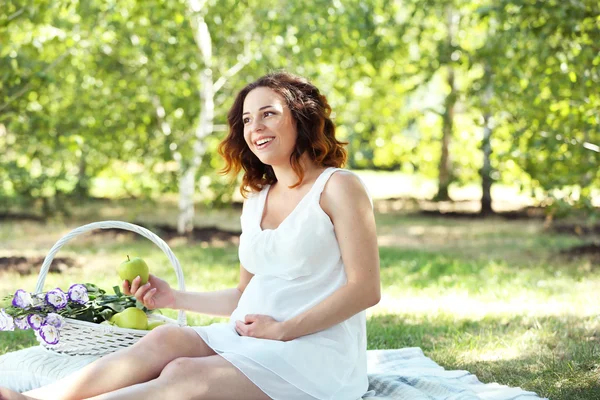 Aantrekkelijke zwangere vrouw — Stockfoto