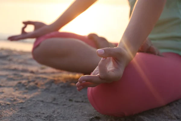 Frau meditiert Yoga am Strand — Stockfoto