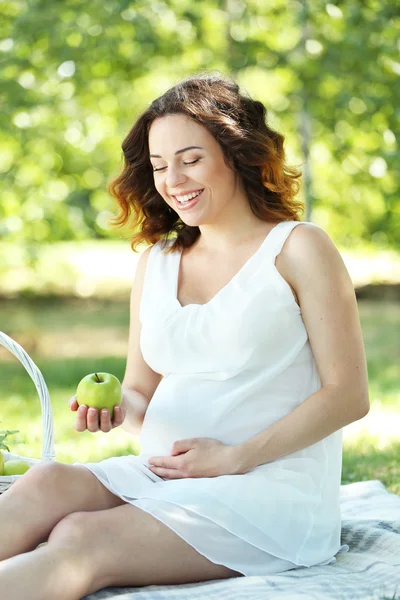 Vackra gravid kvinna — Stockfoto