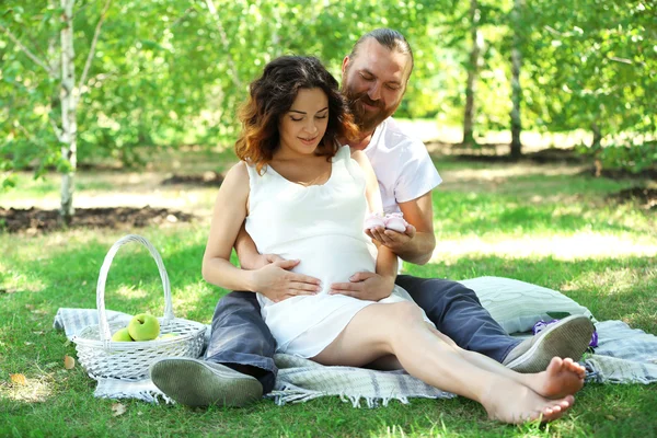 Homme et sa belle femme enceinte — Photo