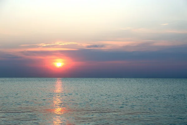 Hermoso amanecer en el mar — Foto de Stock