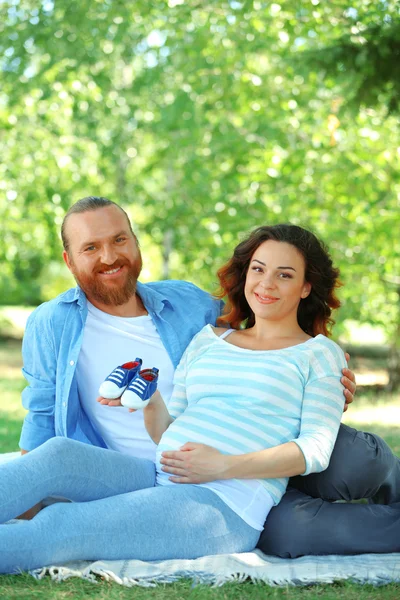사랑 하는 남편과 함께 임신 — 스톡 사진