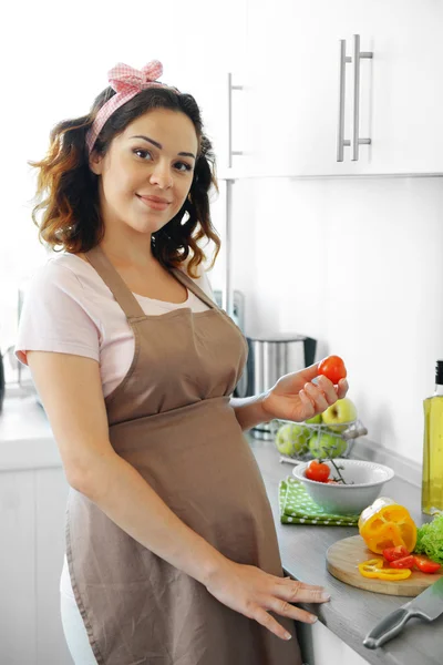 Zwangere vrouw bereidt de salade vitamine — Stockfoto