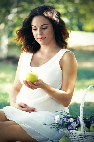 Vackra gravid kvinna — Stockfoto
